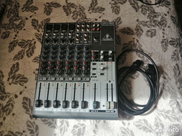 Микшерный пульт Behringer Xenyx 1204