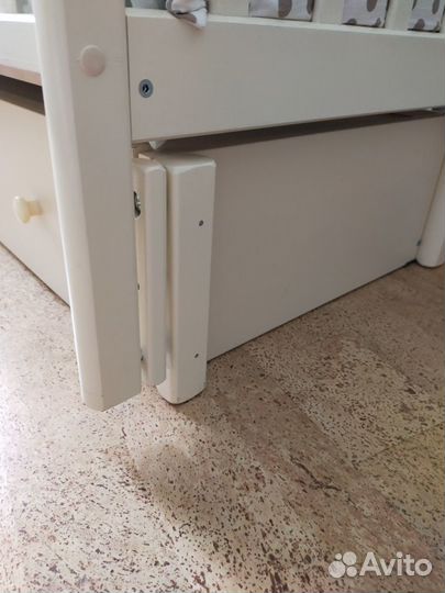 Детская кроватка с маятником и ящиком и матрасом