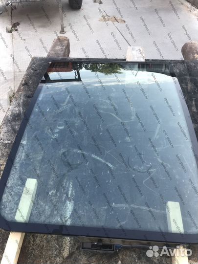 Стекло дверное верхнее на экскаватор Terex 860