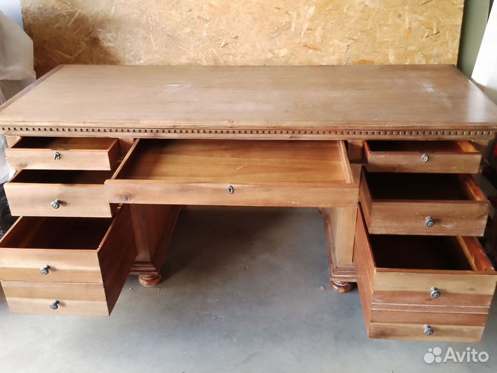 Старинный стол