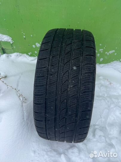 Tracmax Ice-Plus S220 275/40 R20 и 315/35 R20 28G