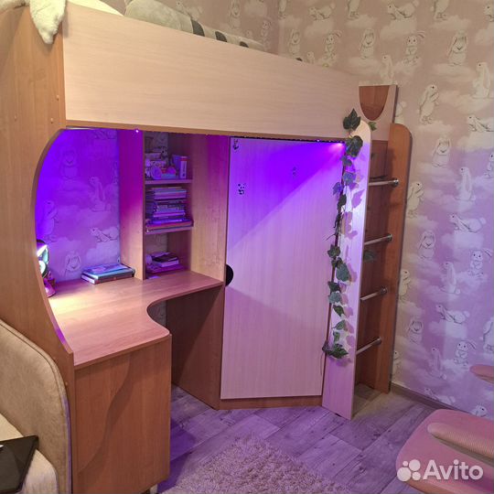 Детская кровать чердак со столом и шкафом