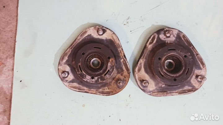 Опоры стоек на Тойоту corolla 120