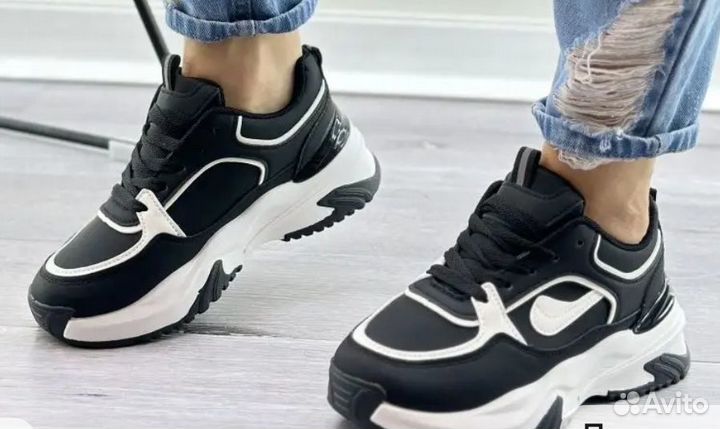 Кроссовки женские