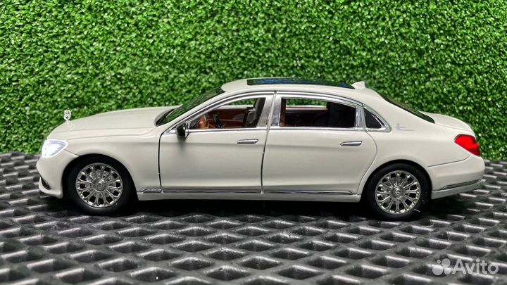 Модель автомобиля Mercedes-Benz E-Class L металл