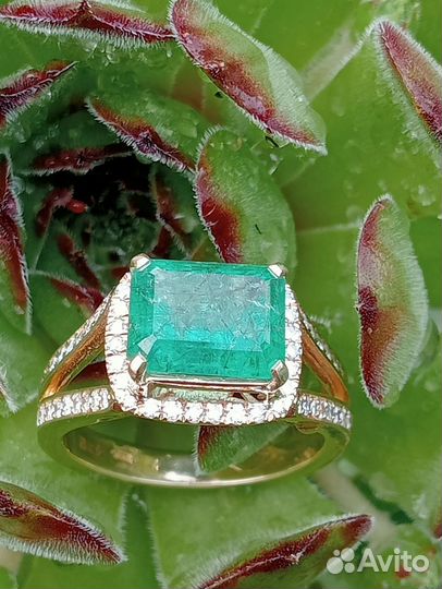 Золотое кольцо с бриллиантами и изумрудом