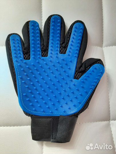 Перчатка для вычесывания шерсти