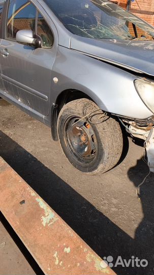 Крыло переднее правое Peugeot 307