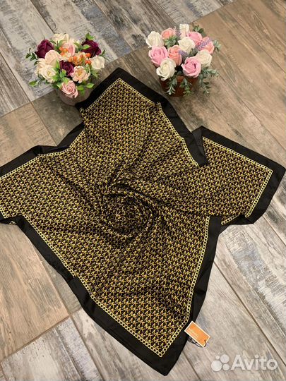 Шелковый платок MK Michael Kors черный с желтым