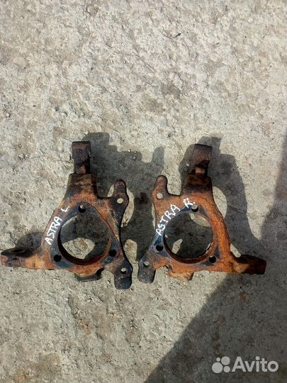 Поворотный кулак передний левый правый Opel Astra