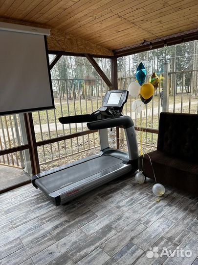 Беговая дорожка life fitness