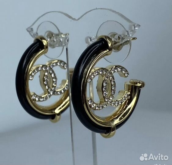 Серьги Chanel разные