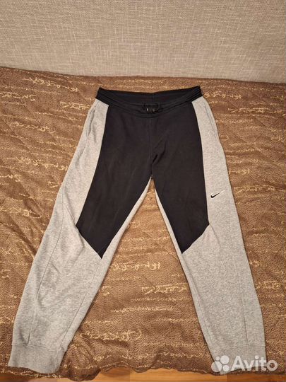 Широкие штаны Nike