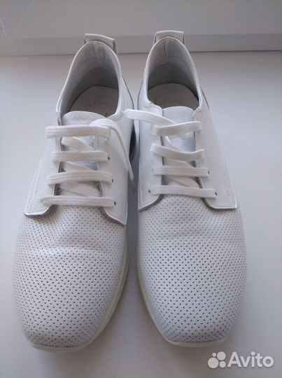 Кроссовки женские
