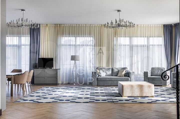 Коттедж 300 м² на участке 8 сот.