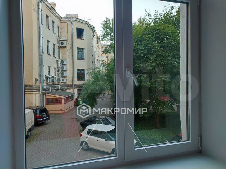 Доля в 7-к. квартире, 168 м², 2/5 эт.