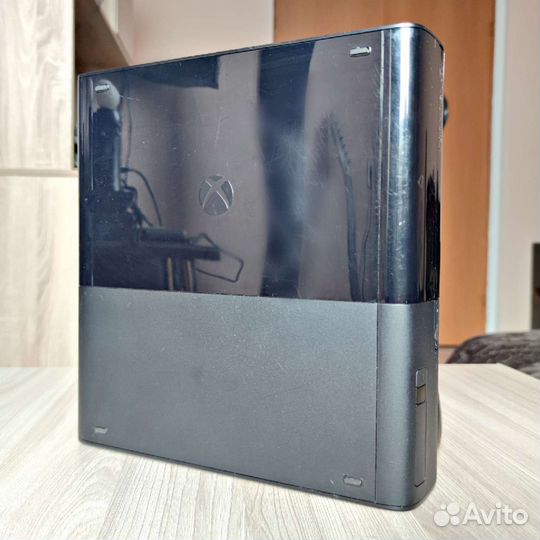 Xbox 360 E 250GB - 39 игр