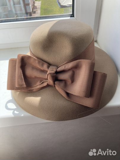 Новая бежевая шляпа из фетра
