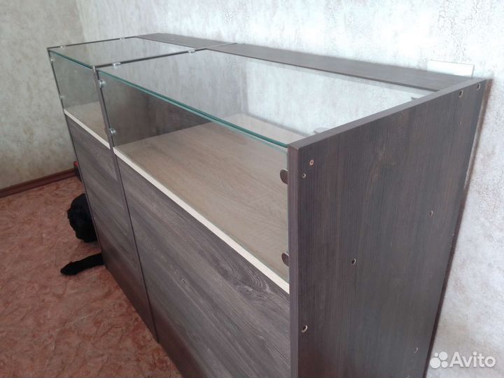 Два стеллажа со стеклом