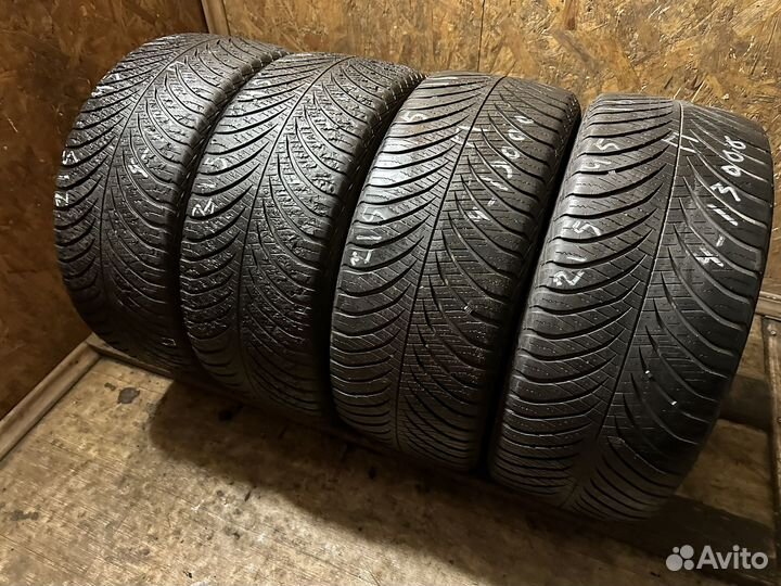 Goodyear Vector 4Seasons Gen-2 215/45 R17 90V