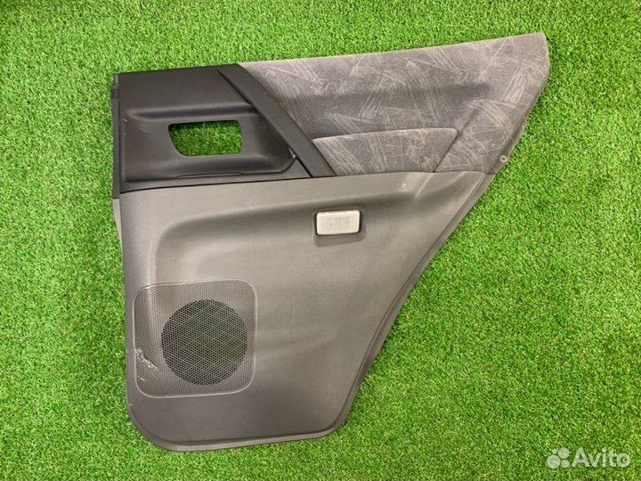 Обшивка двери передняя левая Mitsubishi Pajero