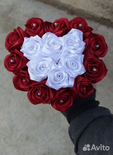 Букет из атласных роз и бабочек