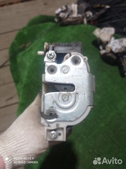 Замок двери задний левый Mitsubishi Outlander Xl