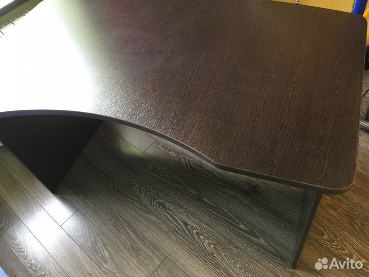 Стол руководителя фигурный Дуб + Кресло