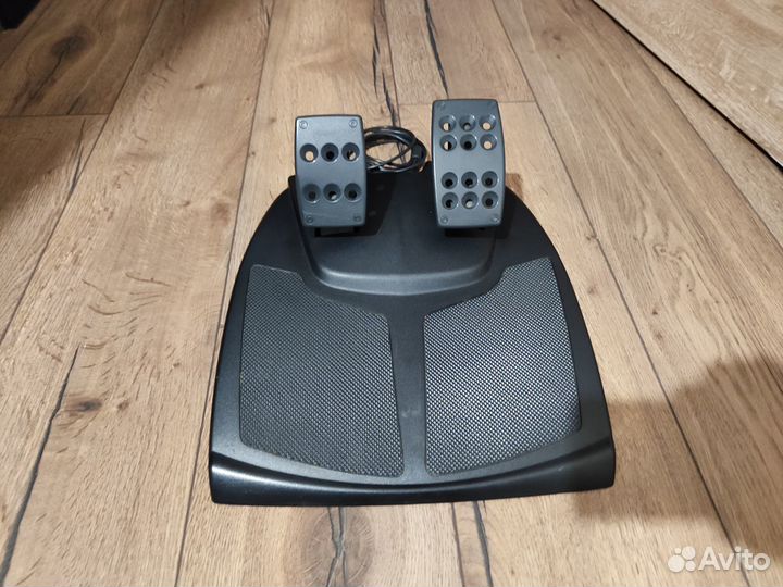 Игровой руль Logitech Momo Racing