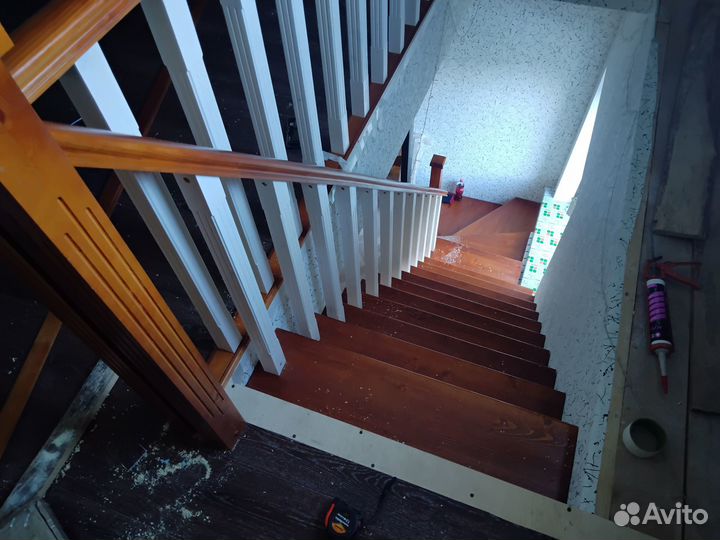 Обшивка лестницы деревом