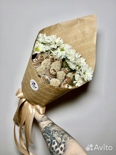 Клубника в шоколаде с цветами