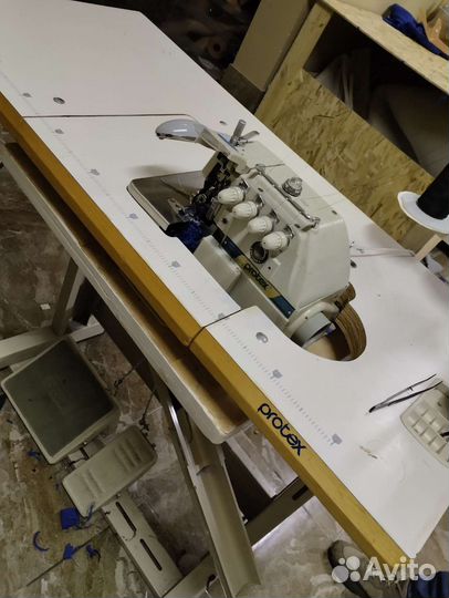 Швейная машинка оверлок 4х ниточный