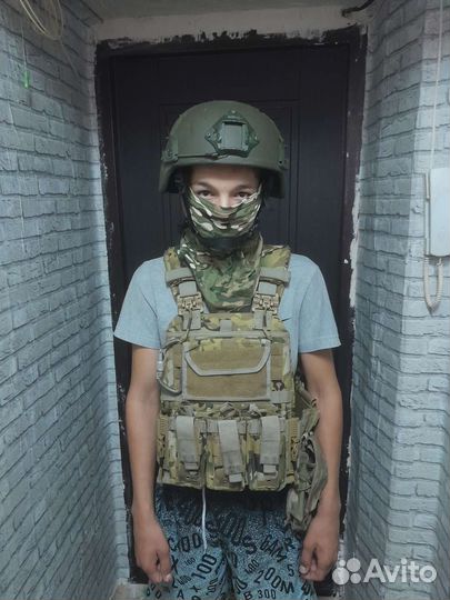 Кевларовый бронежилет вместе с шлемом