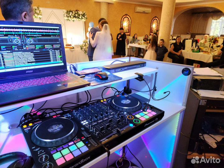 Диджей с оборудованием