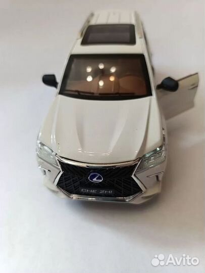 Модель автомобиля Lexus LX 570 металл