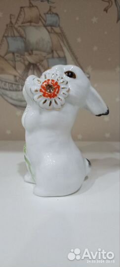 Фарфоровая статуэтка Заяц с цветком лфз 1960-е год