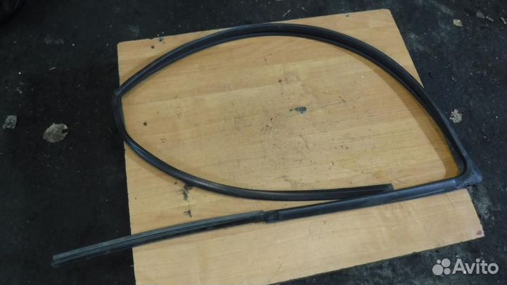 Уплотнитель стекла (внутри) Toyota Yaris P90