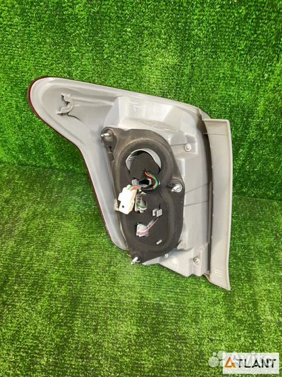 Фонарь задний правый toyota fielder