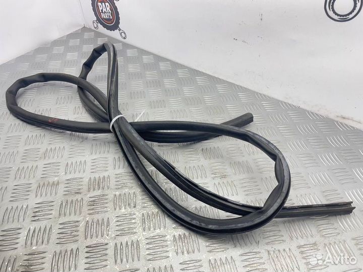 Уплотнительная резинка капота Bmw 5 F10 N47D20C