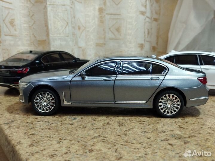 Модель BMW 7 в масштабе 1:24 длина 22 см