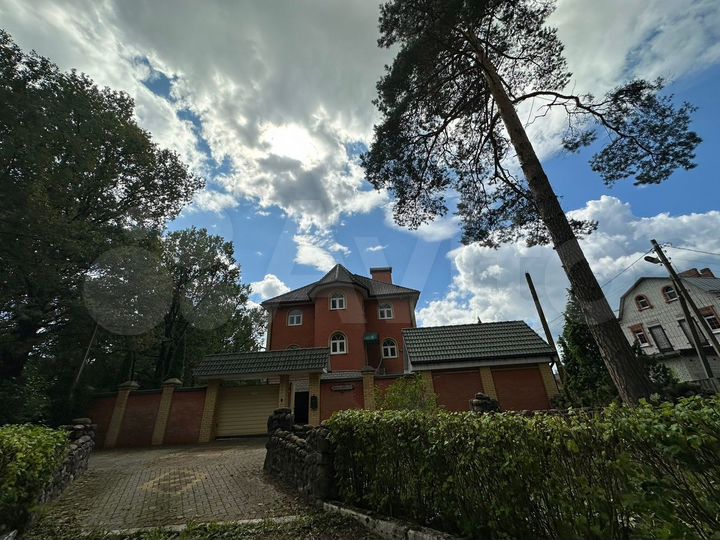 Коттедж 304 м² на участке 6,5 сот.