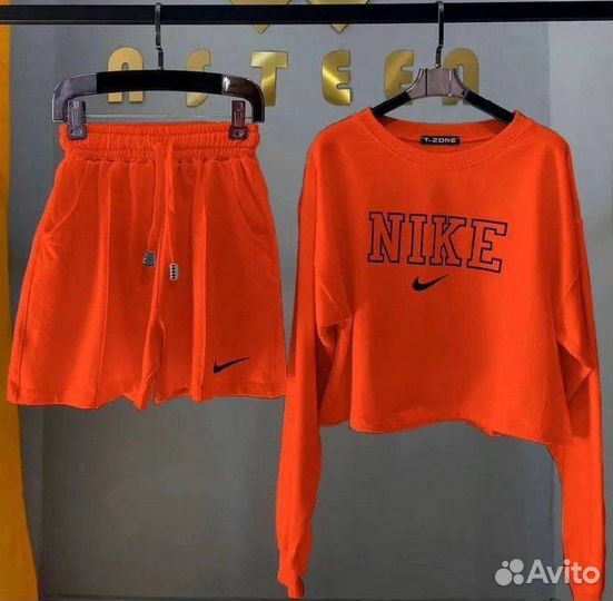 Костюм женский Nike короткий свитшот и шорты