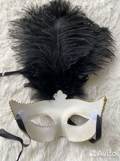 Маскарадная маска с перьями