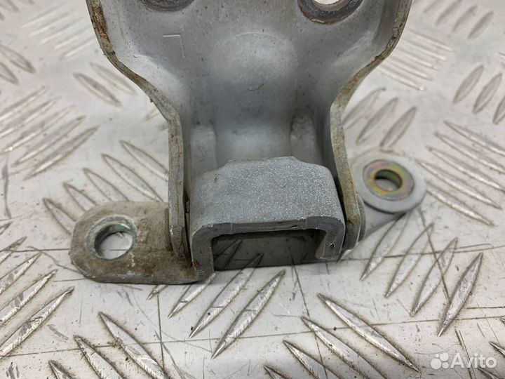 Б/У петля двери передний левый Mazda Demio DW3W B3