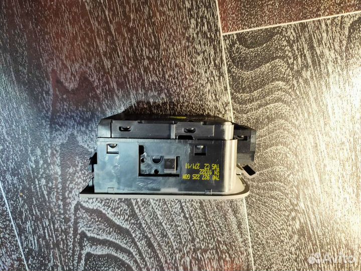 Кнопка стояночного тормоза