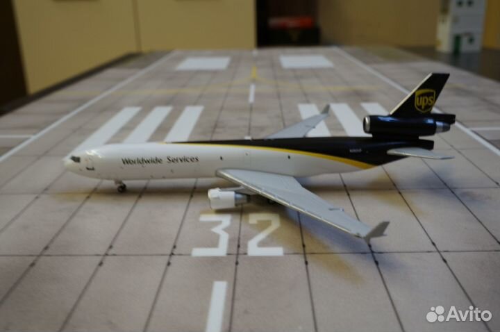 Модель самолета McDonnel Douglas 11F M 1:400