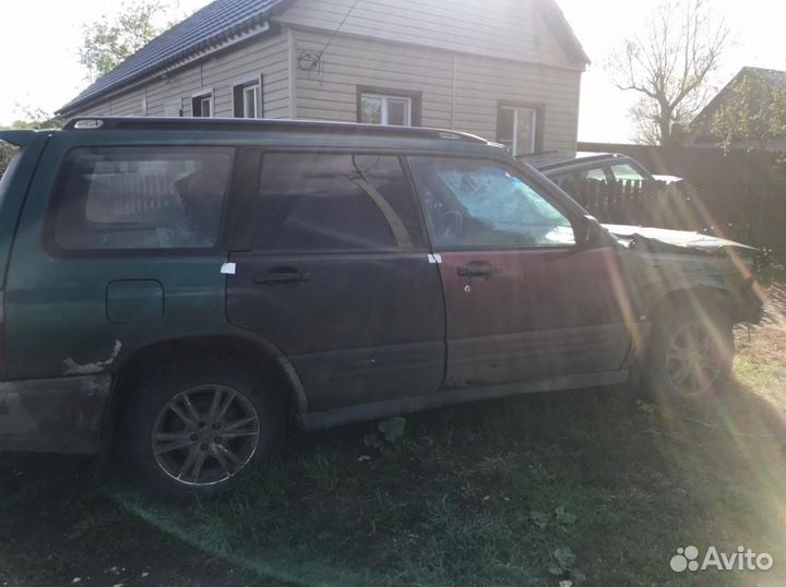 Subaru Forester 2.0 МТ, 1998, битый, 180 000 км