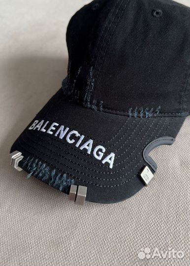 Кепка balenciaga с пирсингом