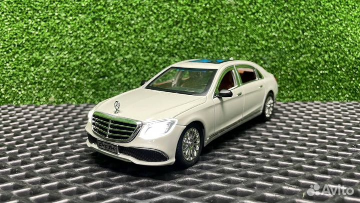 Модель автомобиля Mercedes-Benz E-Class L металл