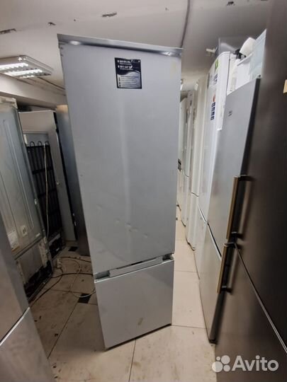 Встраиваемый холодильник Hotpoint Ariston